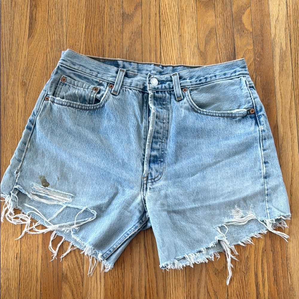 Denim Frayed Hem Women's Shorts Levi’s size 29”